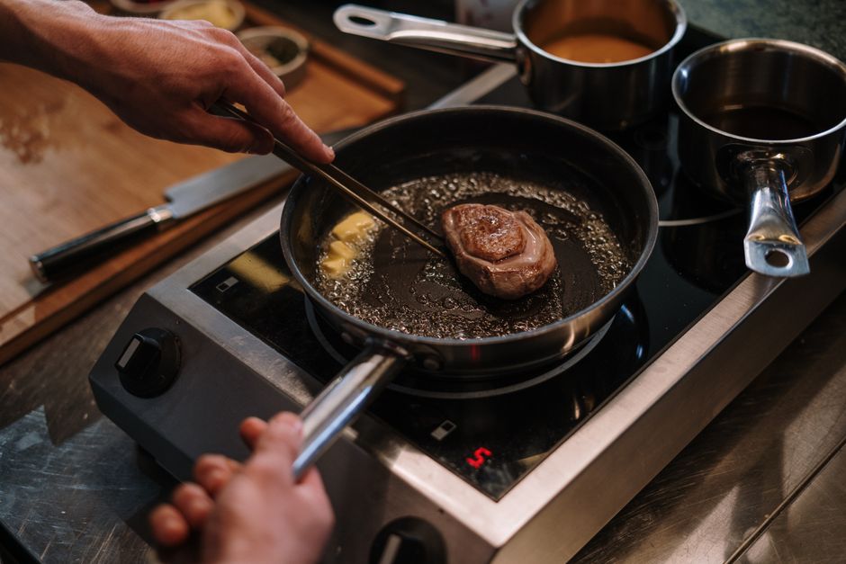 Efterstekning och bryning – steget som ger yta åt sous vide